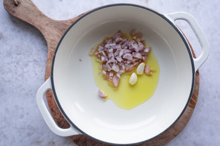 Schalotten und Knoblauch werden in Öl angeschwitzt.