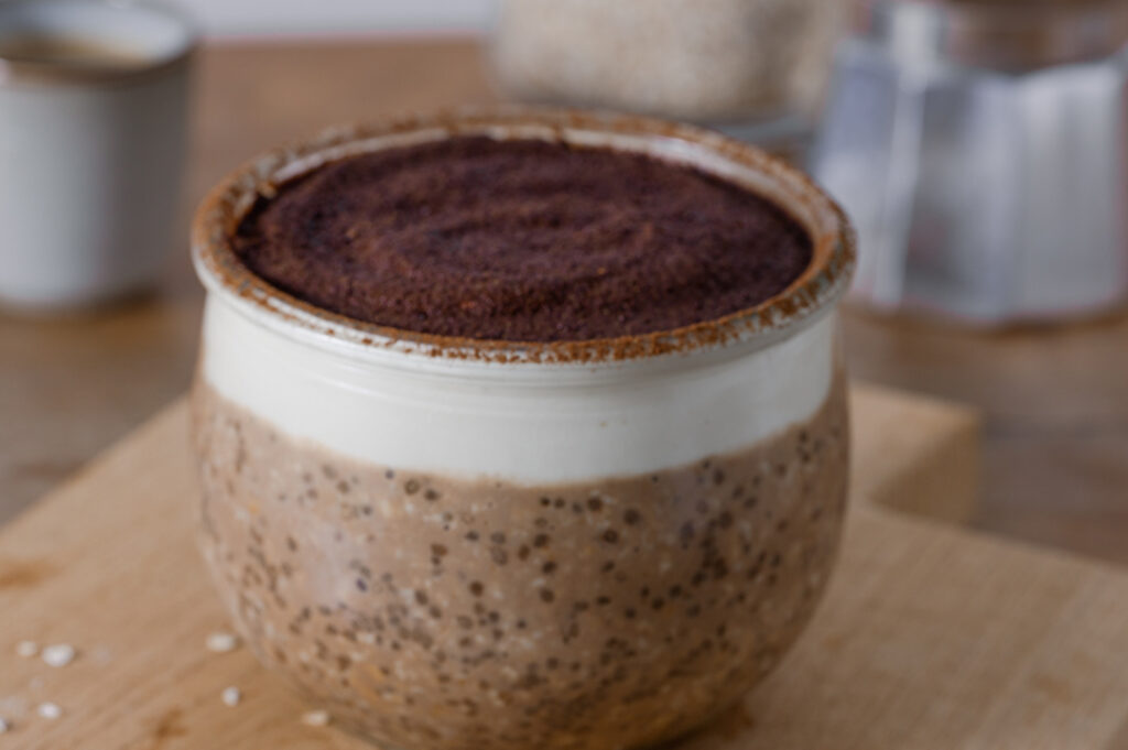 Tiramisu Overnight Oats werden serviert.