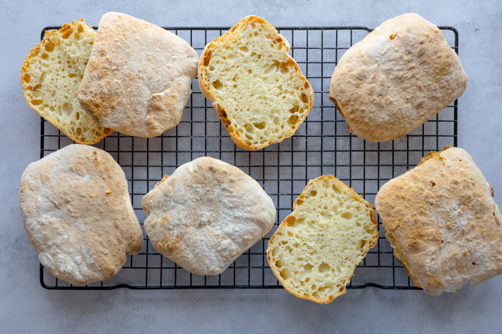 Die Ciabatta Brötchen liegen auf dem Tisch.