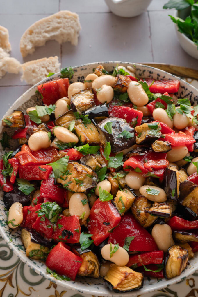 Eine große Schüssel mit Auberginen-Bohnen-Salat.