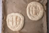 Die fertig geformten Teiglinge sind auf dem Backblech.