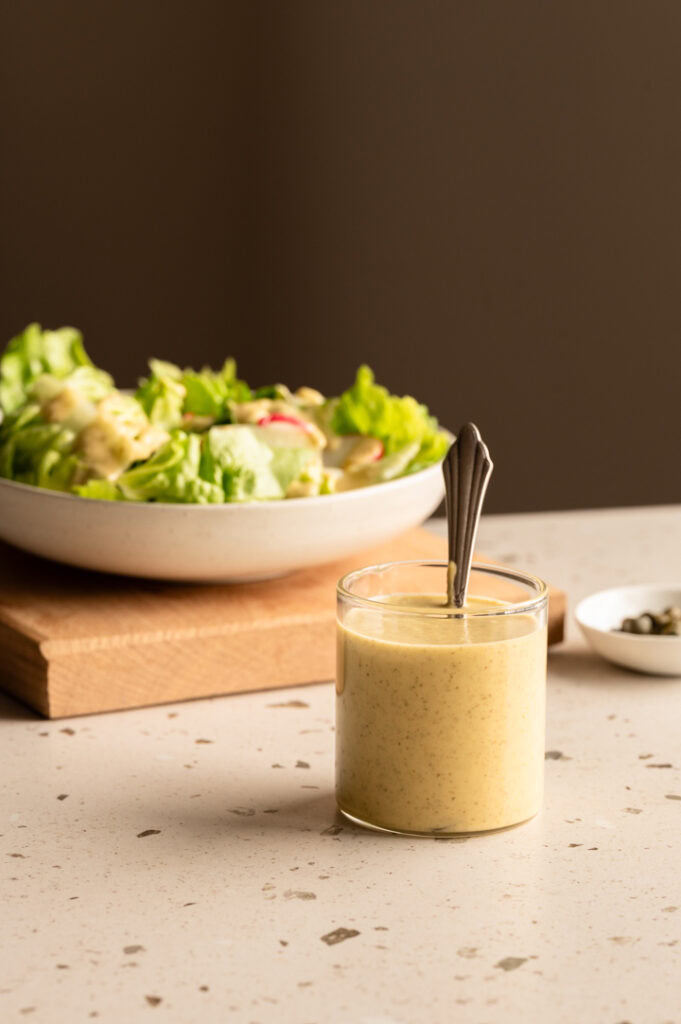 Die Kapern Vinaigrette wird zu einem Salat serviert.