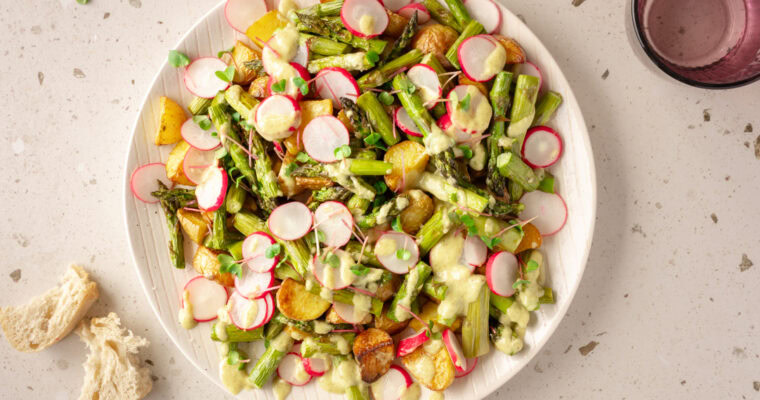Kartoffelsalat mit grünem Spargel und Radieschen