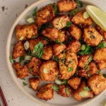 Ein Teller mit Tofu aus dem Airfryer