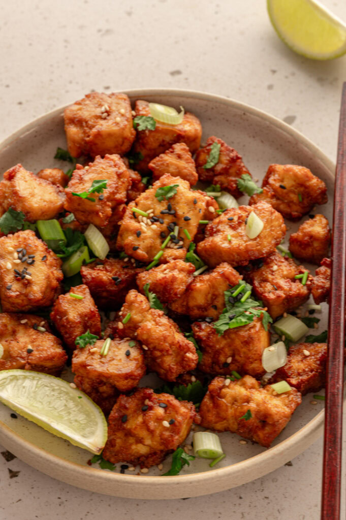 Eine Teller mit knusprigem Tofu.