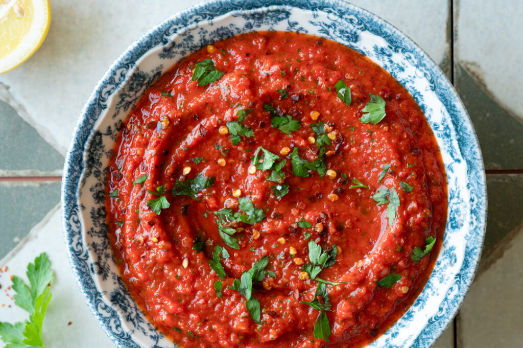 Der rote Paprika Dip wird serviert.