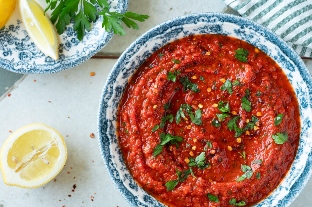Eine Schüssel mit türkischem Paprika Dip steht auf dem Tisch.