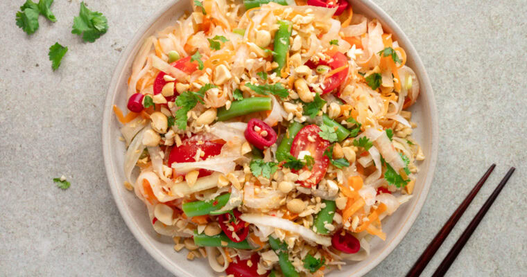 Thai Kohlrabi Salat mit Karotten und Erdnüssen