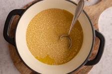 Der Couscous quellt im Wasser auf.