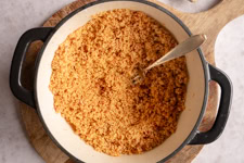 Zitronensaft und Tomatenmark werden mit dem Couscous vermengt.