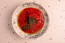 Die Sauce wird in einer Schüssel vermengt.