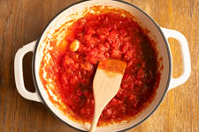 Die Tomatensauce wird in einer Pfanne zubereitet.