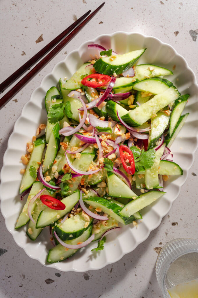 Eine Servierplatte mit Gurkensalat.