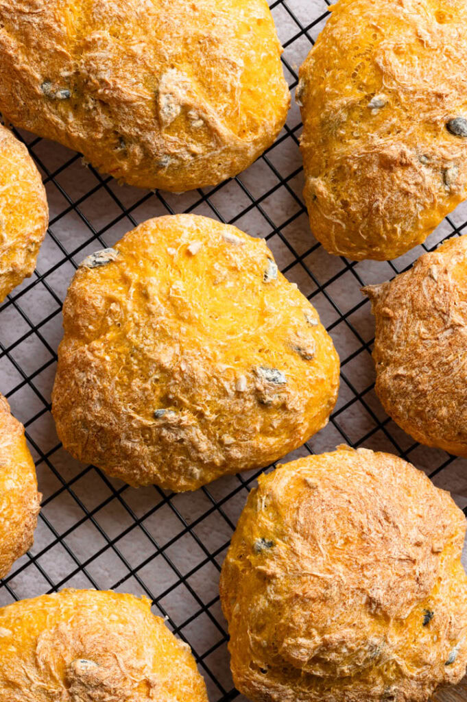 Die fertig gebackenen Brötchen mit geraspeltem Kürbis liegen bereit.