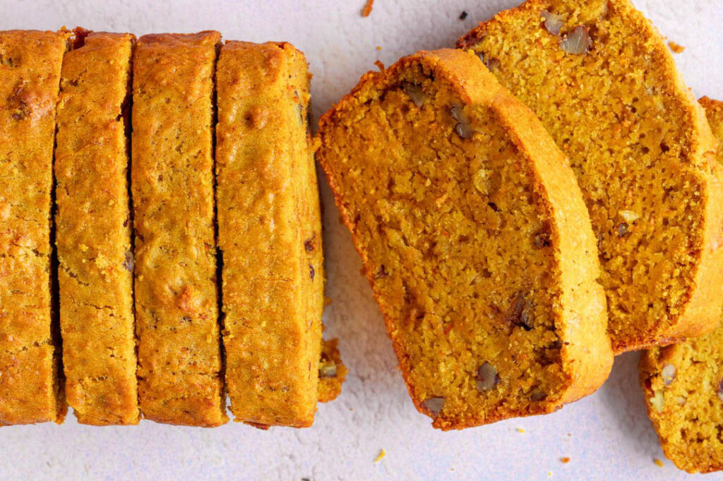 Der Kürbiskuchen ist in Scheiben geschnitten auf dem Tisch.