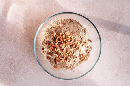 Die trockenen Zutaten sind zusammen in einer Schüssel.