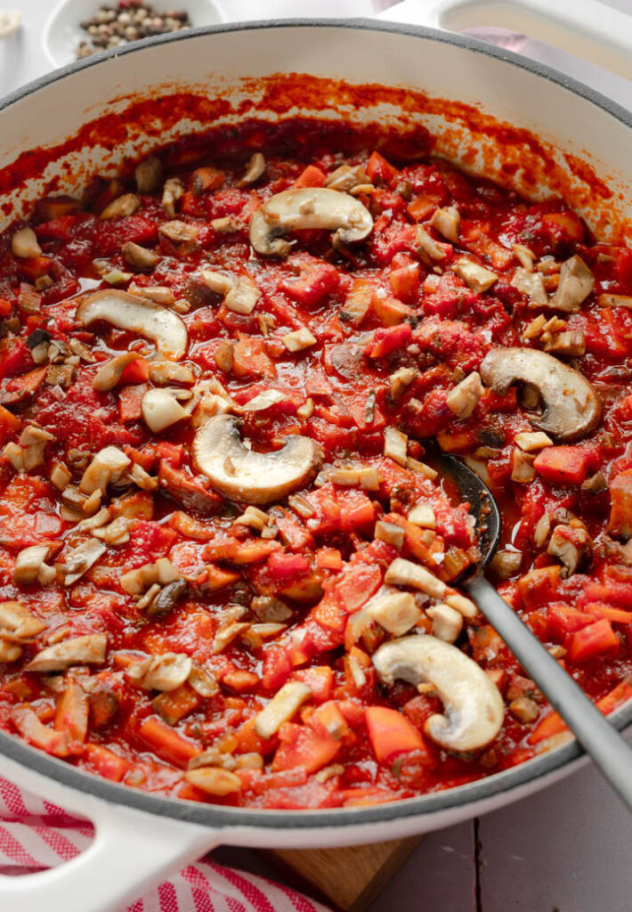 Das mediterrane Pilz Ragout wird in einer Pfanne serviert.