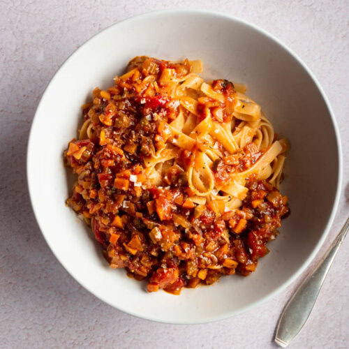 Ein Teller mit Bandnudeln und vegetarischer Bolognese.
