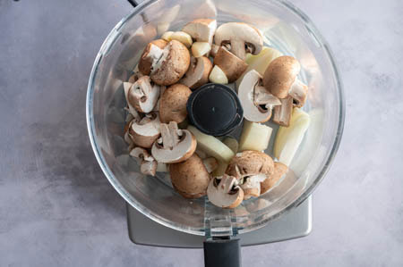 Champignons und Zwiebeln werden zerkleinert.
