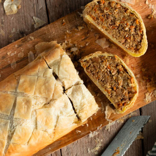 Der vegetarische Wellington mit Wurzelgemüse liegt aufgeschnitten auf dem Tisch.