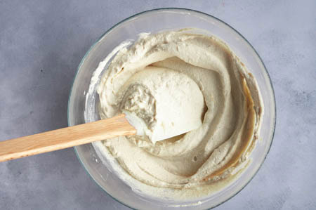 Die winterliche Käsekuchen Creme wird vermengt.