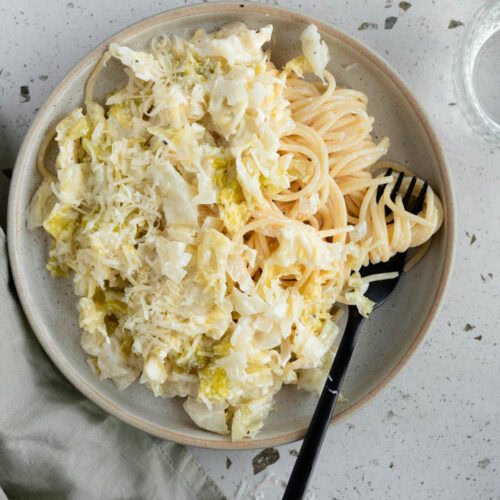 Ein Teller mit vegetarischer Wirsing Pasta.