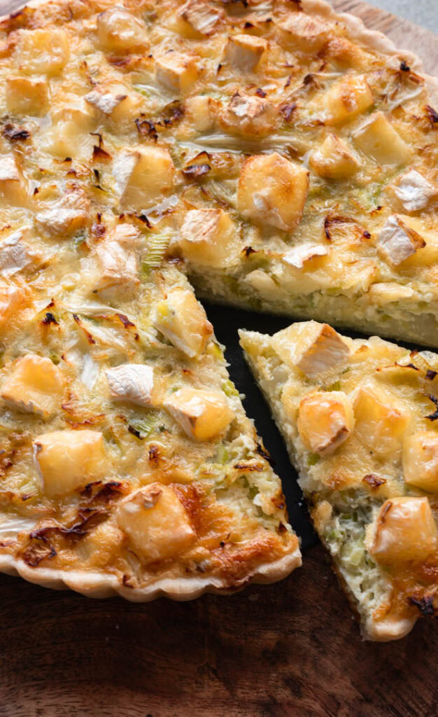Der Anschnitt der Wirsing Quiche mit Camembert.