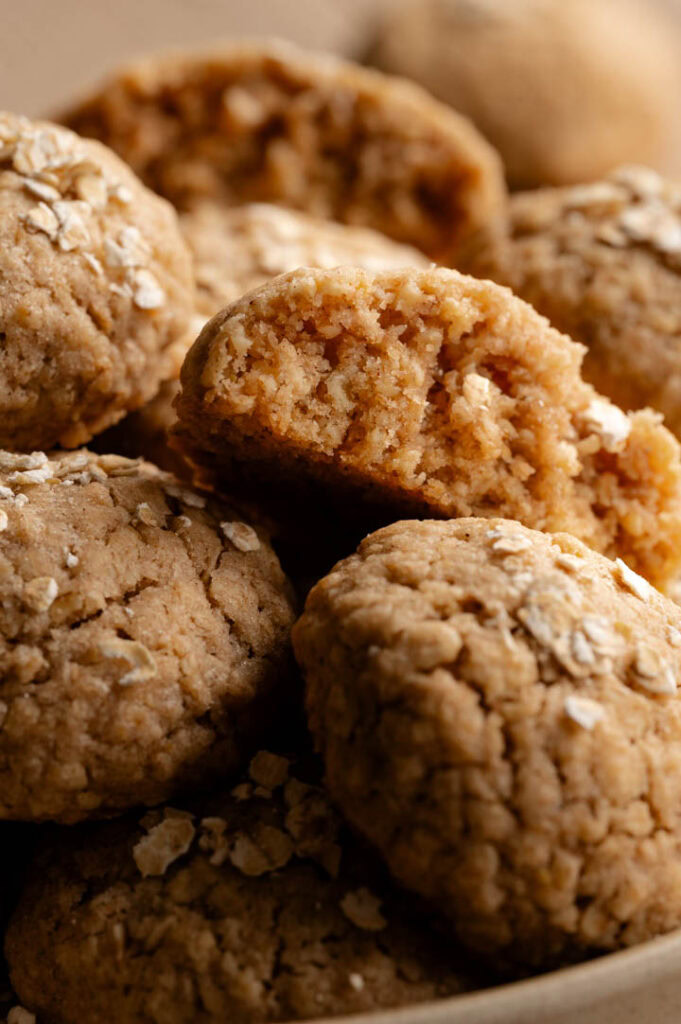 Eine Nahaufnahme von den Haferflocken Plätzchen auf einem Teller.