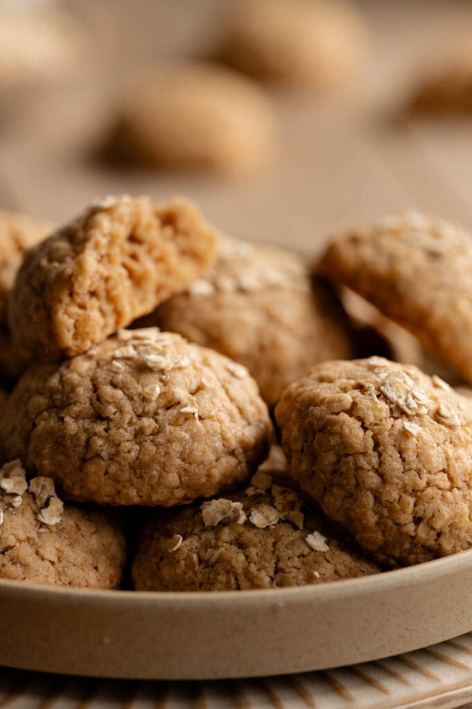 Die Haferflocken Plätzchen liegen auf einem Teller.