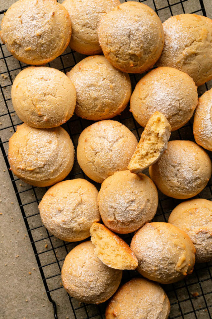 Ein Backrost voller Kekse.