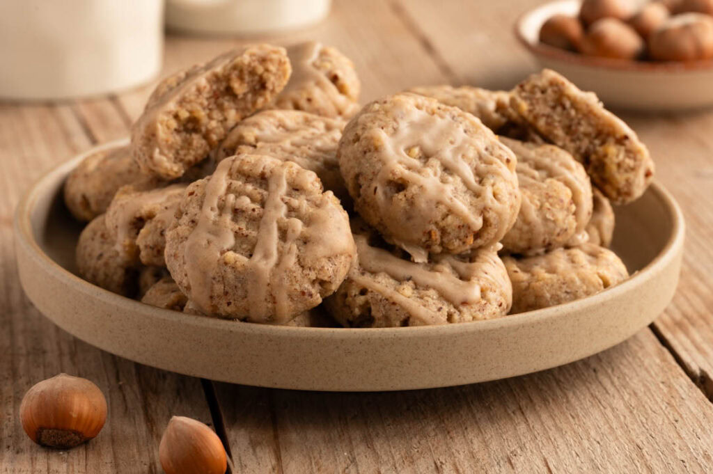 Ein Teller mit Nussplätzchen steht auf einem Tisch.