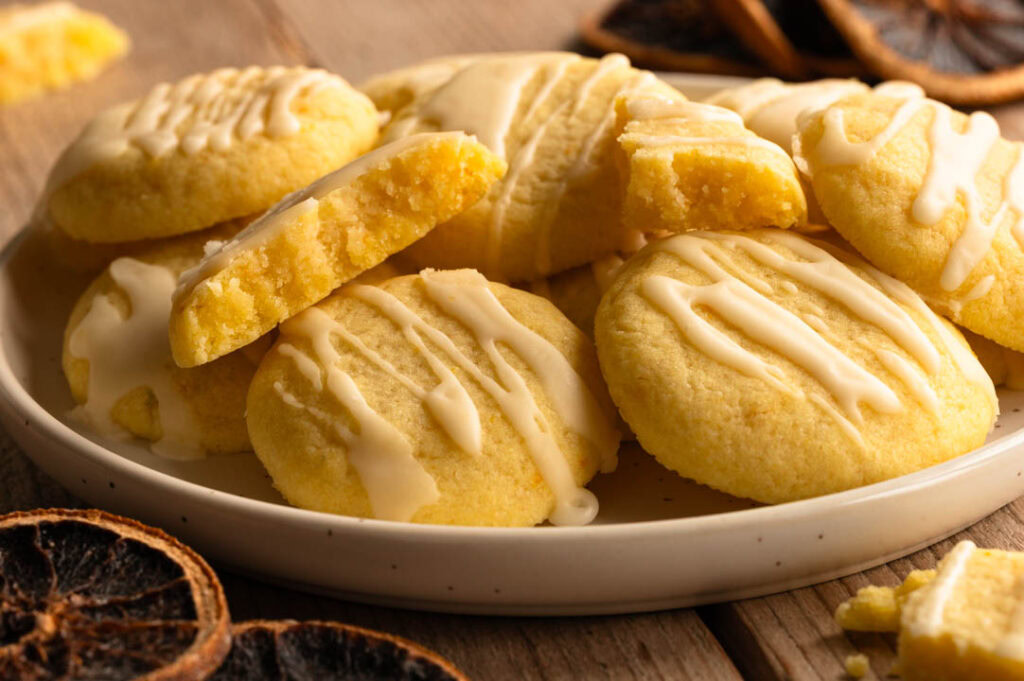 Die Orangenplätzchen sind auf einem Teller.