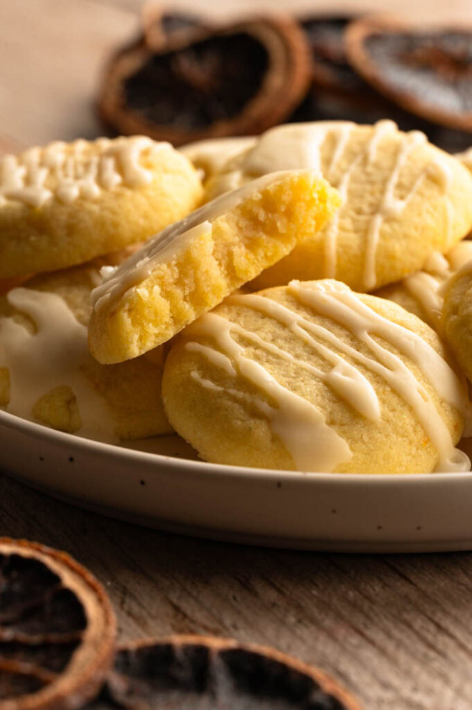 Ein gedeckter Tisch mit Orangenkeksen.