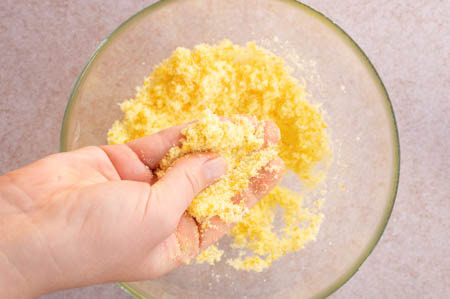 Der Orangenzucker wird mit den Händen verrieben.