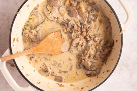 Die Sahne und Maronen werden zu den Pilzen gegeben.