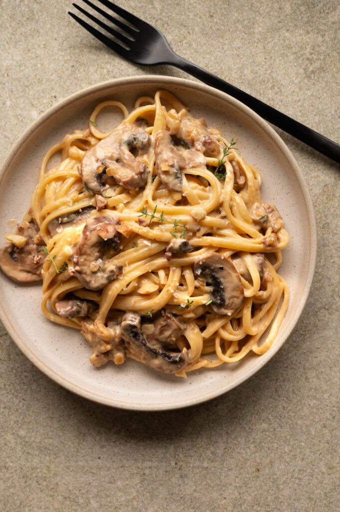 Eine Portion Linguini mit Maronen und Pilzen ist auf einem Teller.