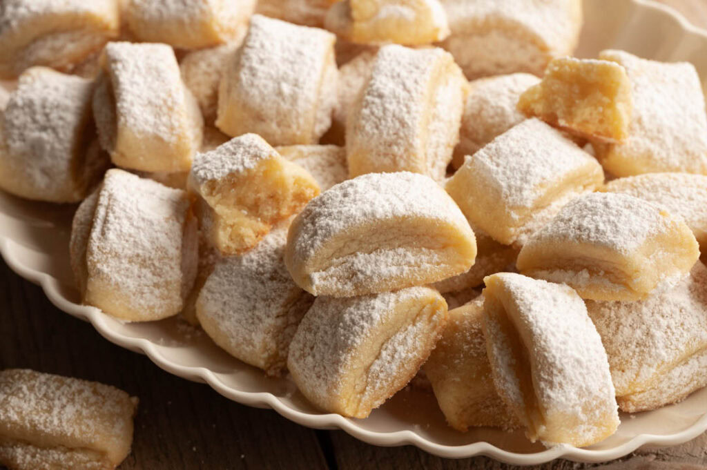 Eine Schale voller Traumstücke mit Marzipan.