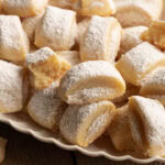 Eine Schale voller Traumstücke mit Marzipan.