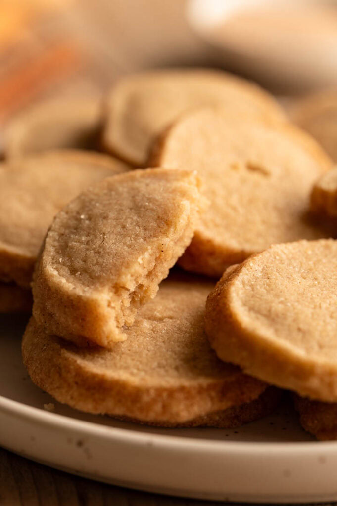 Ein Teller voller Zimtplätzchen.