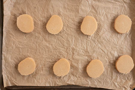 Die Kekse werden auf das Backblech gelegt.