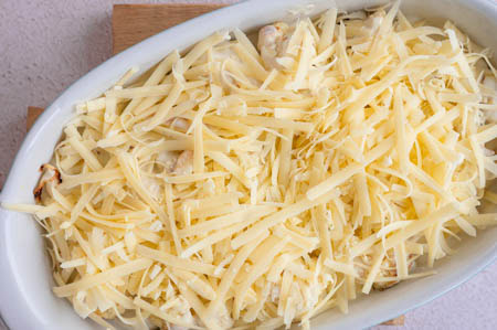 Der Käse wird über den Blumenkohl gestreut.