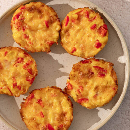 Die Mini Quiches stehen auf einem Tisch.