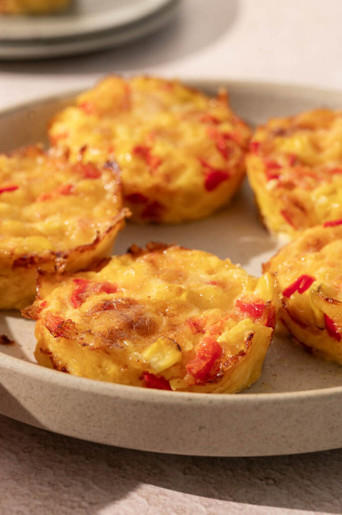 Drei Mini Quiches aus drei Eigelb liegen auf einem Tisch