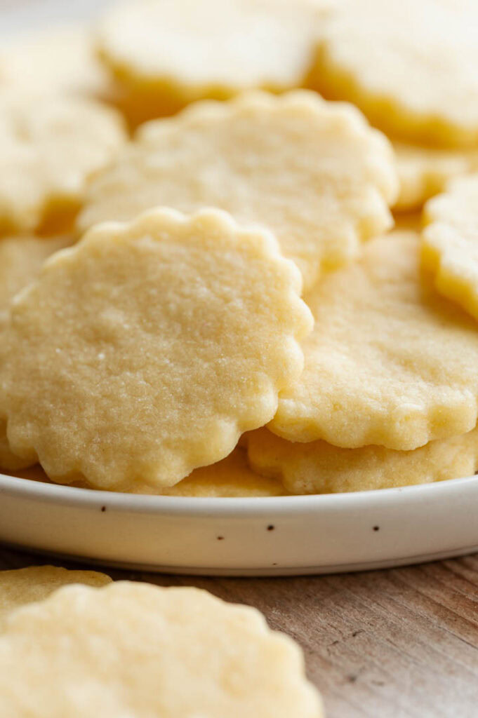 Die Kekse aus dem Plätzchenteig ohne Ei liegen auf einem Teller.