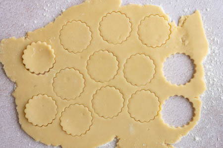 Der Plätzchenteig wird ausgerollt.