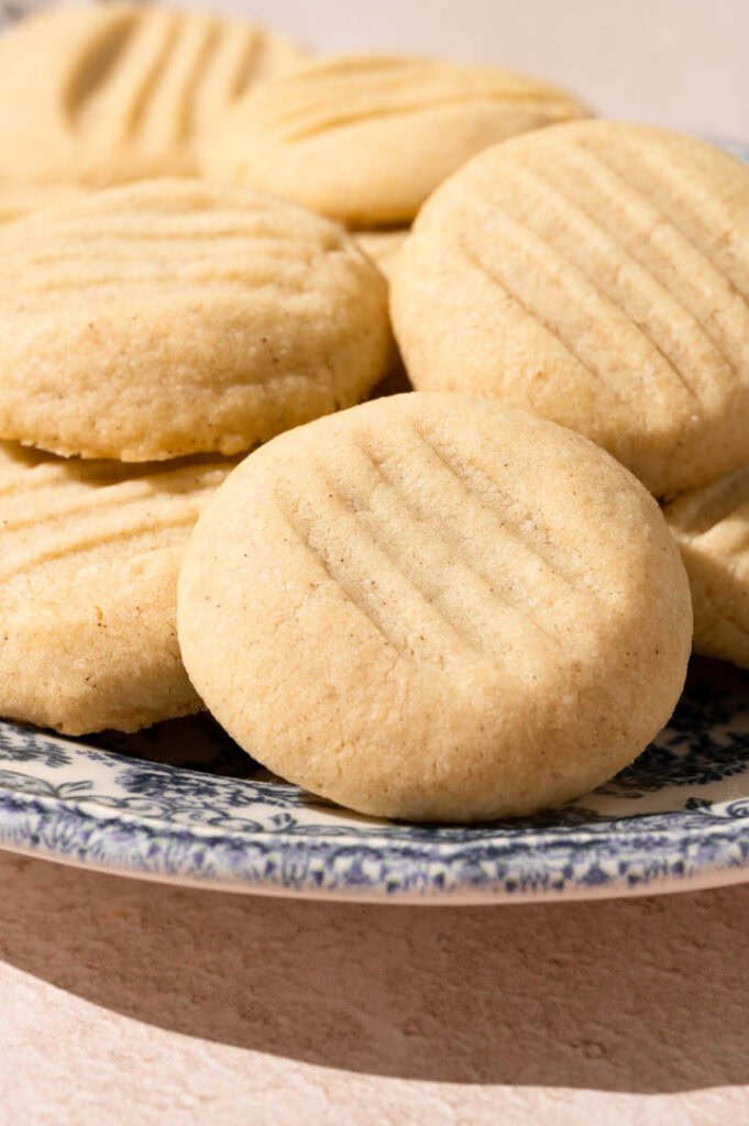 Die Puddingplätzchen sind in einer Schüssel.