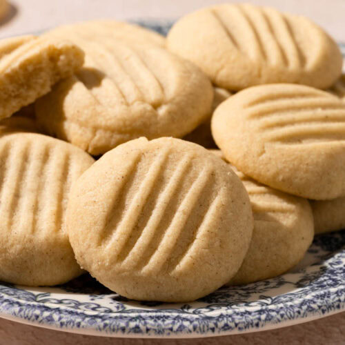 Die Puddingplätzchen liegen auf einem Teller.