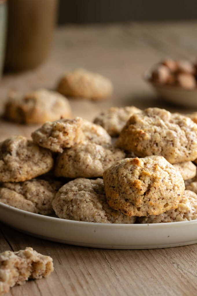 Ein gedeckter Tisch mit Nussmakronen ohne Oblaten.