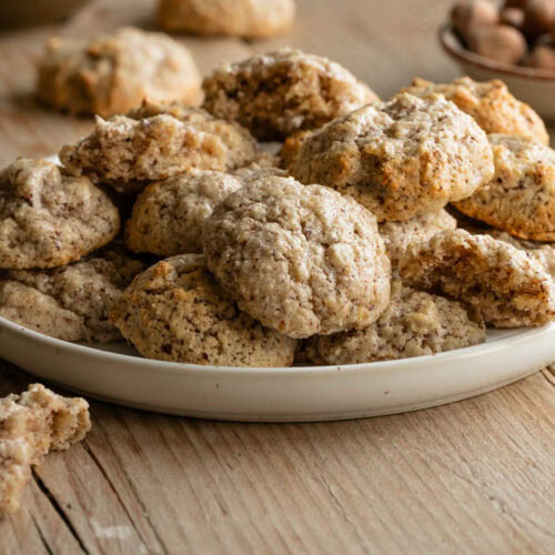 Ein Teller voller saftiger Nussmakronen