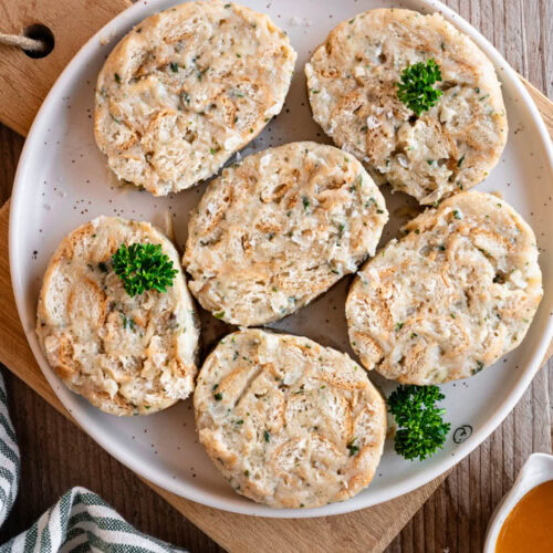Ein Teller mit Serviettenknödeln ohne Ei steht auf einem Tisch.